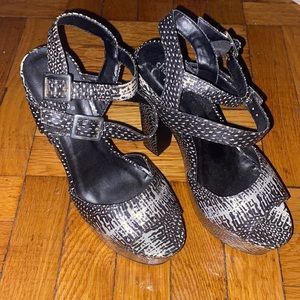 CHARLOTTE RUSSE Abstract print heels